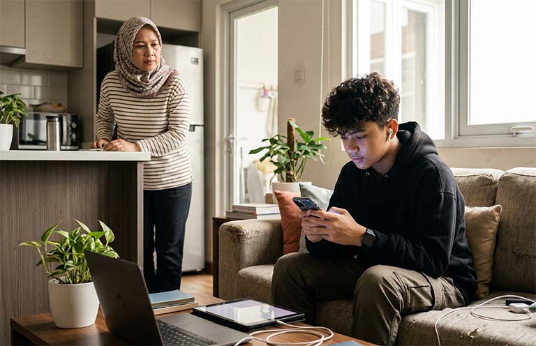 Cara Memantau Aktivitas Media Sosial Anak Gen Z Secara Sopan